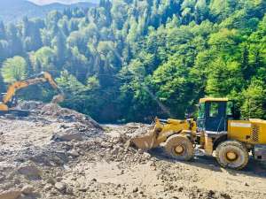 ლენტეხი-ლასდილის გზაზე, სოფელ ბაბილთან, სადაც დილის საათებში მეწყერი ჩამოწვა, ავტოტრანსპორტის მოძრაობა აღდგა