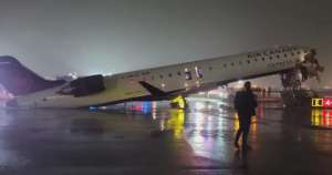 ნიუ-იორკის აეროპორტში სამგზავრო თვითმფრინავი შეეჯახა აეროპორტის სატრანსპორტო საშუალებას