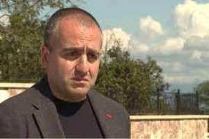 "ყველა წერტილსა და მძიმეს ვეთანხმები" - გიორგი გამსახურდია დედას უპირისპირდება