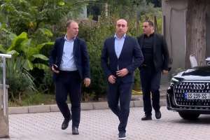 გელა გელაძე კლინიკაში ათონელის საპრეზიდენტო სასახლესთან განვითარებული მოვლენების შედეგად დაშავებული სამართალდამცველის მოსანახულებლად მივიდა