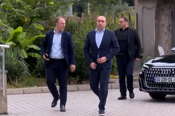 გელა გელაძე კლინიკაში ათონელის საპრეზიდენტო სასახლესთან განვითარებული მოვლენების შედეგად დაშავებული სამართალდამცველის მოსანახულებლად მივიდა