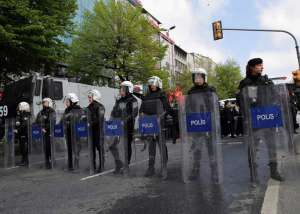 მედიის ცნობით, თურქეთის პოლიციამ დააკავა ათობით ადამიანი, რომლებიც სტამბოლში შრომის დღესთან დაკავშირებულ დემონსტრაციაზე შეკრებას ცდილობდნენ
