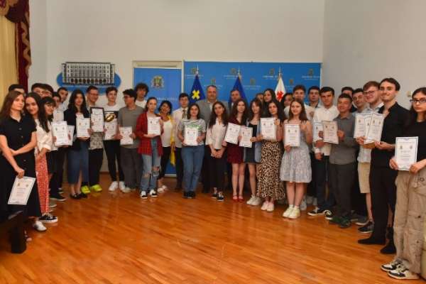 იოსებ ხახალეიშვილი ქუთაისის სკოლების იმ მოსწავლეებს შეხვდა, რომლებმაც განსაკუთრებულ წარმატებებს მიაღწიეს