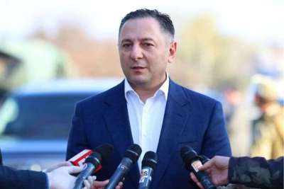 "ვინც 2008 წელს ხელისუფლებაში იყო ჰკითხეთ, როცა ჩვენი გმირების ცხედრები მინდორში ესვენა, თბილისში დისკოტეკები იყო გამართული, რას ზეიმობდნენ?" - ვახტანგ გომელაური