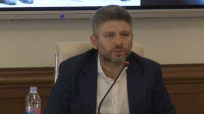 “ჯერ გარეთ დაგვასისხლიანეს, სასიკვდილოდ გაგვიმეტეს, მერე შეგვათრიეს სამმართველოს შენობაში, ოღონდ ჯერ ეზოში დერეფანს მოაწყობდნენ, სადაც 40 ადამიანი იდგა ხელკეტებით და სათითაოდ ყველა გვირტყამდა” - დაჩი ცაგურია 2009 წლის 15 ივნისის დარბევაზე