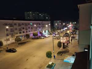 თავდამსხმელი "საქართველოს ბანკის" შენობიდან 3 მძევალთან ერთად გამოვიდა და ავტომობილით ტერიტორია დატოვა