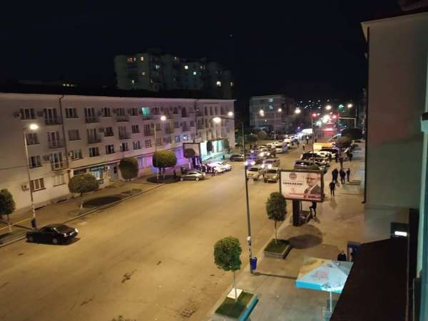 თავდამსხმელი &quot;საქართველოს ბანკის&quot; შენობიდან 3 მძევალთან ერთად გამოვიდა და ავტომობილით ტერიტორია დატოვა