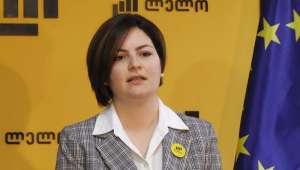 &ldquo;ღარიბაშვილს ოჯახზე, ბავშვებზე ბუდაპეშტიდან საუბარს, ურჩევნია 20 ნაბიჯი ჩამოიაროს კაბინეტიდან და შეხვდეს დედებს, რომლებიც მეორე კვირაა იქ ღამეს ათევენ&rdquo;