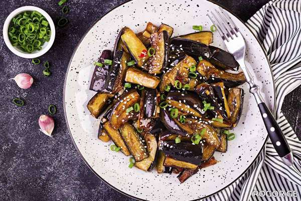 მოამზადეთ უგემრიელესი ბადრიჯნის კერძი სახამებელსა და ტკბილ-მჟავე სოუსში