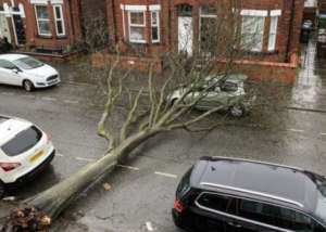 გაუქმებული ავიარეისები და გადადებული საფეხბურთო მატჩები - ბრიტანეთს თავს ქარიშხალი "სიარა" დაატყდა (ვიდეო)