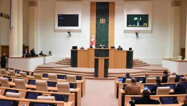 პარლამენტმა პირველი მოსმენით, მხარი დაუჭირა საკანონმდებლო პაკეტს, რომლის გათვალისწინებით, კონკრეტულ პირებს პარტიული საქმიანობა, პოლიტიკური თანამდებობის დაკავების უფლება და არჩევნებში მონაწილეობა აეკრძალებათ