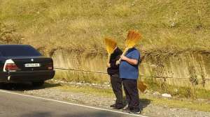 &bdquo;ნაცმოძრაობის&ldquo; კოლონებს ქუთაისში კონტრაქციით დახვდნენ, ქალაქის შესასვლელთან მოქალაქეები ცოცხებით დგანან