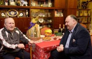 იოსებ ხახალეიშვილი ქუთაისში მცხოვრობ რამდენიმე ღვაწლმოსილ ადამიანს წინასაახალწლოდ ოჯახებში ესტუმრა