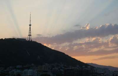 &quot;დაგიგდებ ტელეფონს, გაიწიე ჩემი დე... გაიწიე თორე გაგჭრი შუაში“ - მთაწმინდის მე-18 უბანზე, დამკვირვებელს სიტყვიერი შეურაცხყოფა მიაყენეს
