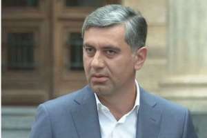 "რა გინდათ შვილო ბანკში... აქვე, ყოველი ფეხის ნაბიჯზე კაი ნასუქი მღდვლების ბინები დაილია?"