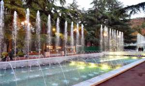 ვაკის პარკში, შადრევანში ჩავარდნილი ბურთის ამოსაღებად ჩასულ 2 ბავშვს დენმა დაარტყა