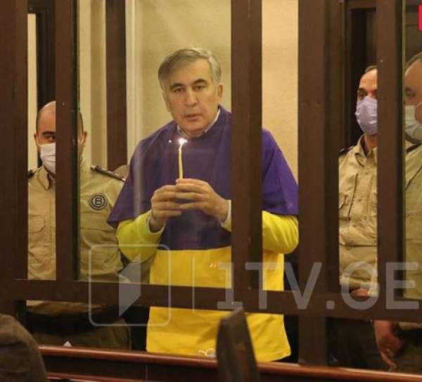 მიხეილ სააკაშვილმა სასამართლო პროცესზე სანთელი აანთო
