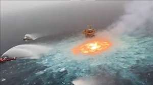 მექსიკის ყურეში წყლიდან ცეცხლის ალი ამოდის - ვიდეო