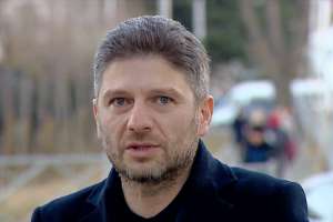 ,,უპატიოსნესი კაცი ვახო გომელაური დაასანქცირეს, ვაჟა სირაძე დაასანქცირეს, ძალიან წესიერი კაცი და შეფარებული ჰყავთ კეზერაშვილი, რომელმაც ომში ჯარი გაგვიძარცვა"- დაჩი ცაგურია