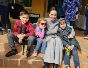 ანჯელინა ჯოლიმ ლვოვის სამედიცინო დაწესებულებაში დაშავებული ბავშვები მოინახულა