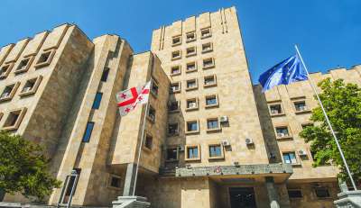 “მოქალაქეს, რომელსაც თბილისის მერიისგან სამშენებლო ნებართვის მიღება სურდა, სუს-ის მაღალი თანამდებობის პირებად გაეცნენ” – ორ პირს ბრალდება წარედგინა