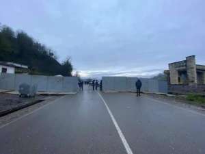 ნამახვანისკენ მიმავალ გზაზე პოლიციამ რკინის "კედელი" აღმართა