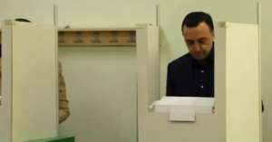 ირაკლი ღარიბაშვილმა საარჩევნო უბანი კომენტარის გარეშე დატოვა