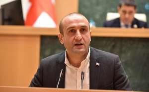 " ქვეყანაში სულ სამი პარტია არსებობს, &bdquo;ქოცები&ldquo;, &bdquo;ნაცები&ldquo; და &bdquo;გირჩები&ldquo;, ქართველი ხალხი არჩევანს &bdquo;ქოცებსა&ldquo; და &bdquo;ნაცებს&ldquo; შორის თუ გააკეთებს, ჩვენთვის მაჩვენებელი იქნება, როგორ გავაგრძელოთ ცხოვრება " - იაგო ხვიჩია