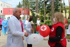 ქუთაისის ინფექციური საავადმყოფოს  მედიკოსებს &bdquo;გვირილობის&ldquo; დღესასწაული წითელი ჯვრის მოხალისეებმა მიულოცეს და გვირილები აჩუქეს