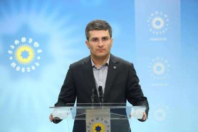 &quot;  ერთიც და მეორეც დღეს ბევრად უფრო დიდ ხიფათს წარმოადგენს ქართული საზოგადოებისთვის, ვიდრე ყველასათვის გაშიფრული „ნაციონალური მოძრაობის“ ძველი ფლანგი - მამუკა მდინარაძე – ხაზარაძეზე და გახარიაზე